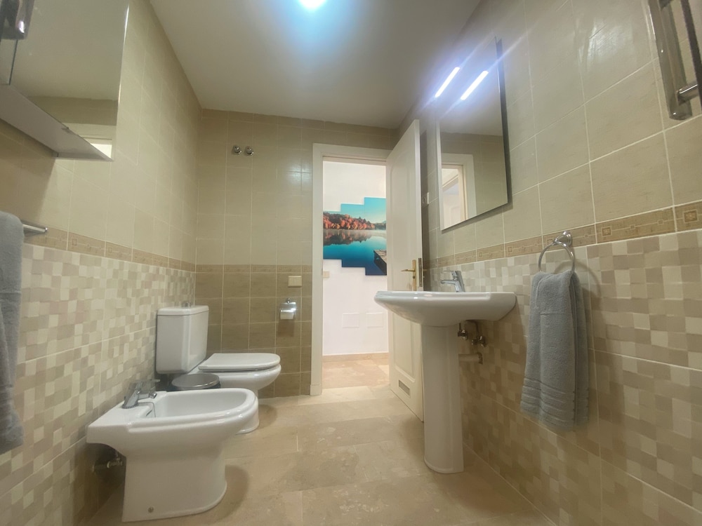 New Renovated Family Home Above Swimming Pool!