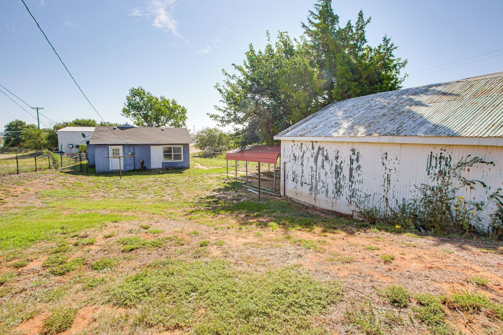 2 Mi to Phillips 66 Refinery: Home w/ Yard