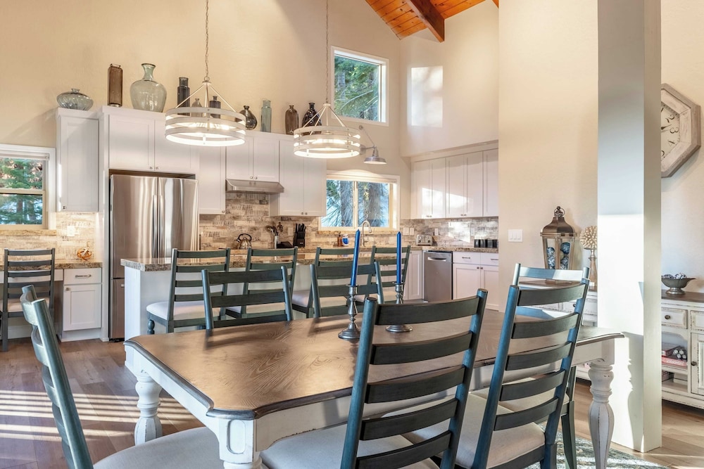 Views + Mins to Skiing, Lake, & Incline Village Incline Serenity by Avantstay