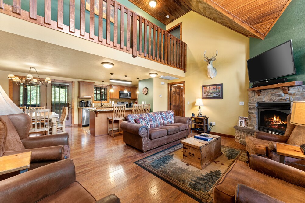 Timeless Memories Lodge 6 Bedroom Cabin by RedAwning
