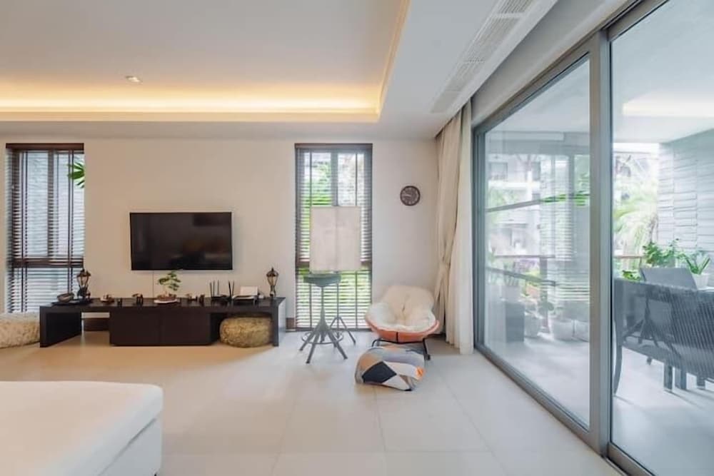Elegant Beachfront 3BR Condo at Pearl of Naithon