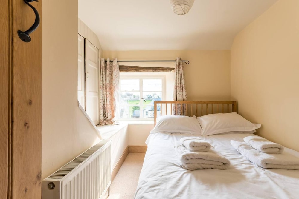 Lovely Cosy Stone Cottage in Tetbury, Cotswolds view 2
