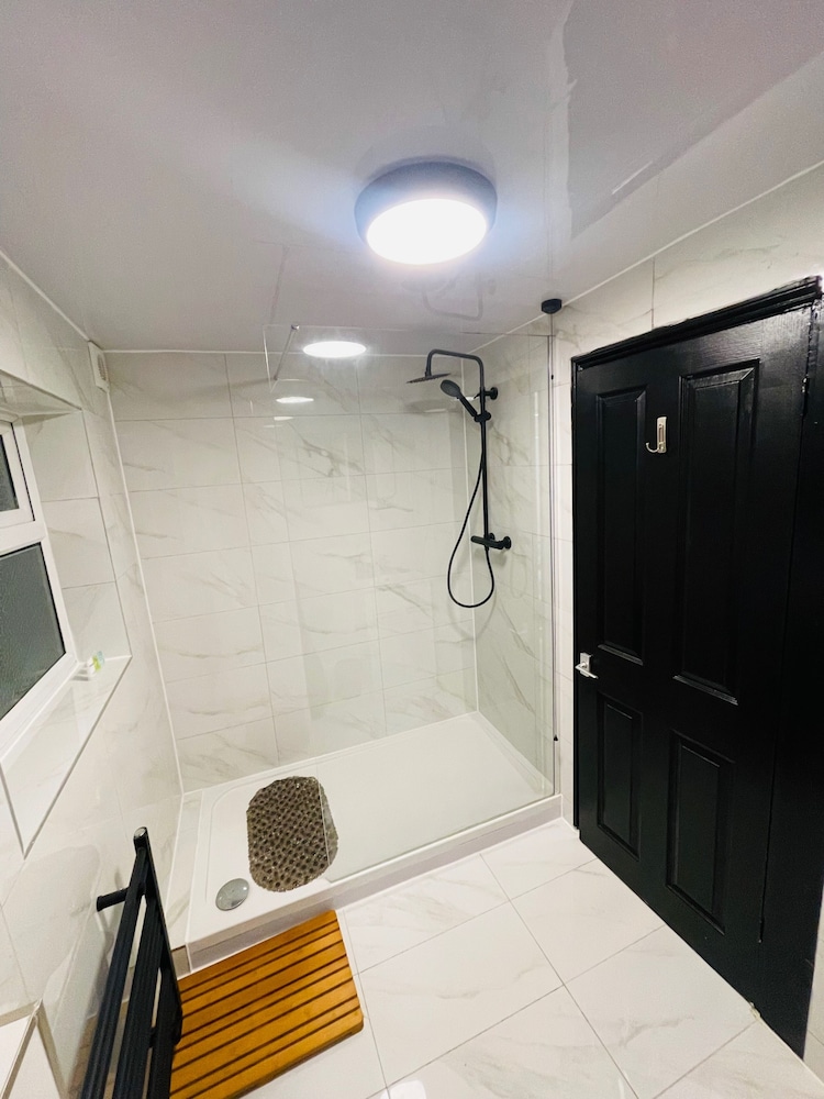 Oxford Charm Apartment-comfort in Prime Location