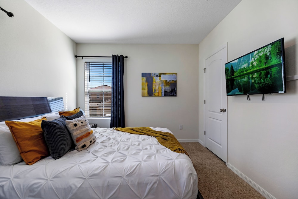 Solterra- LakeView - Private Pool & Spa