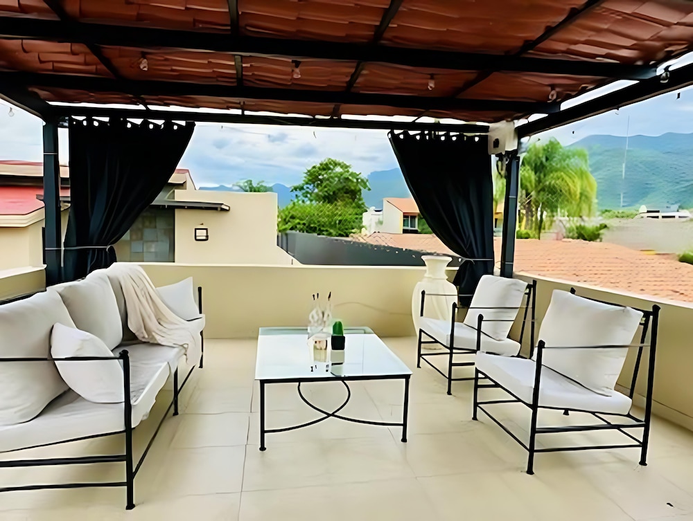 Ajijic Modern 1 Bedroom Guesthouse -patio - BBQ - Bikes - Gym - Pickleball Court