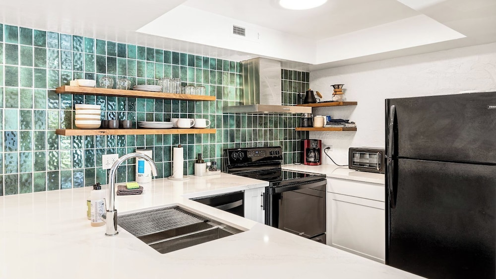 Completely Updated - Ground Floor - Washer/dryer in Unit - Vrkcv