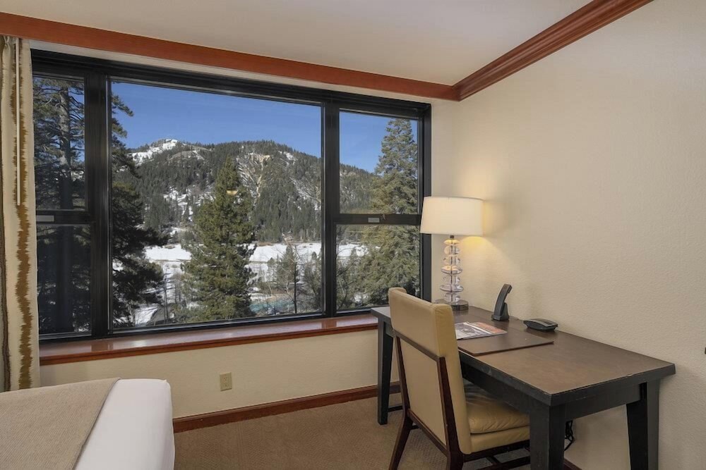 1BR Condo w/ Access to Resort Pools, Spa & Gym