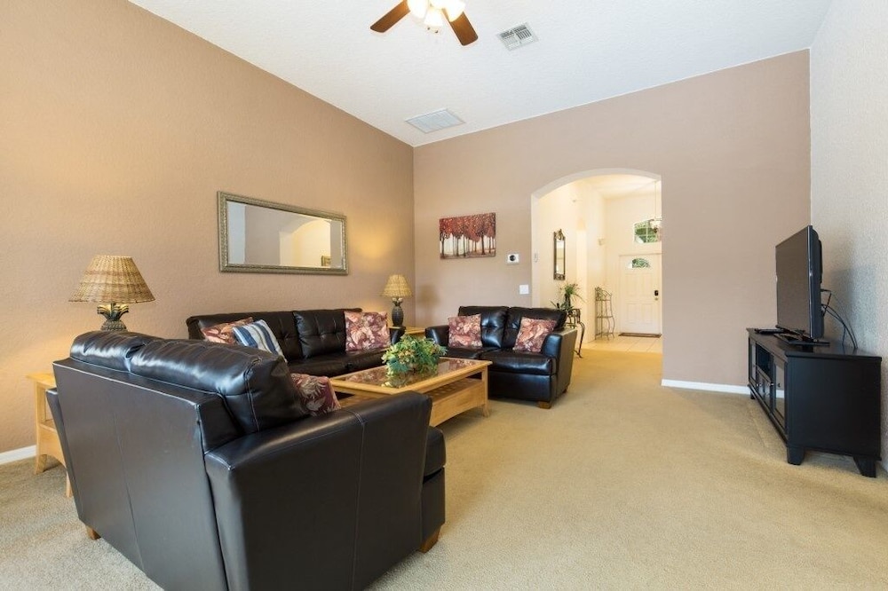 Stunning Golf Community Villa W/ Pool Near Disney 4 Bedroom Villa