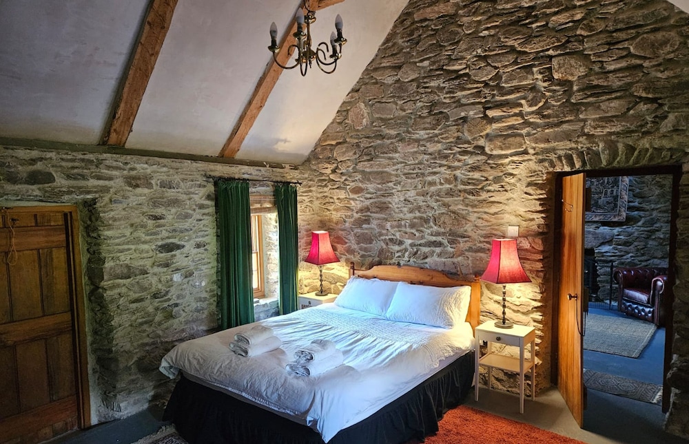 Traditional Style Thatched Cottage With Modern Amenities