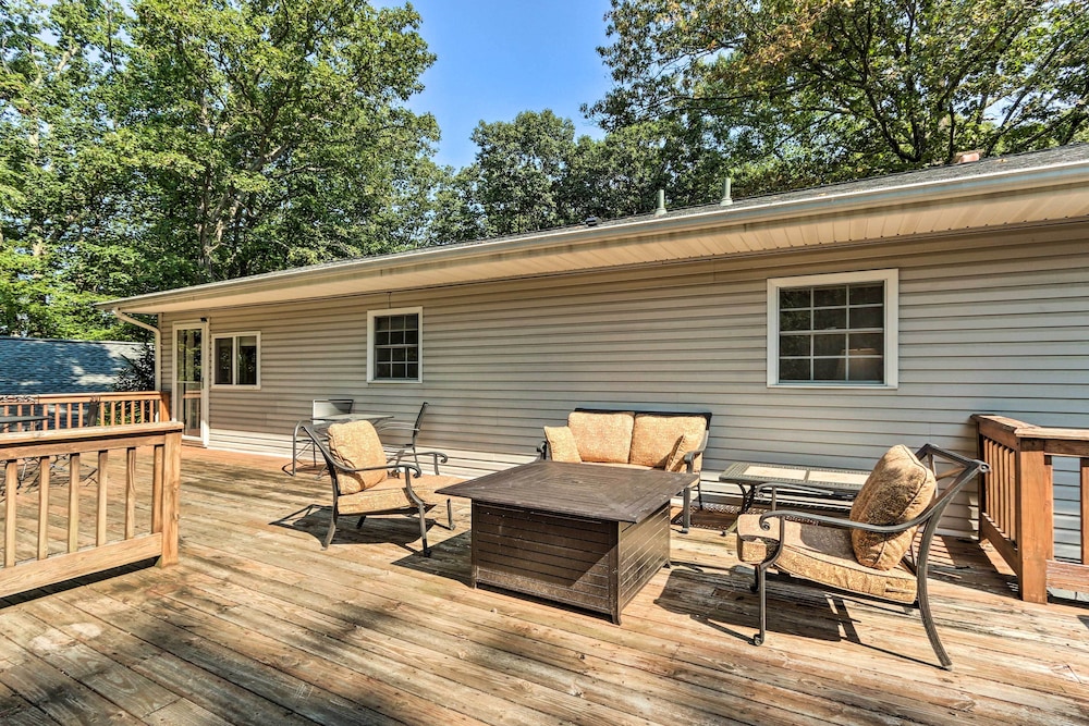 Harpers Ferry Cabin - Walk to Private Lake! - Property Image 8