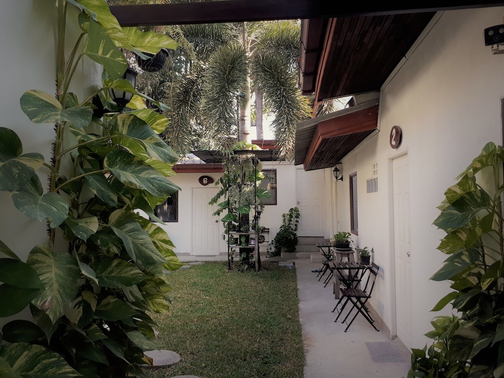The Reef Hotel & Studios