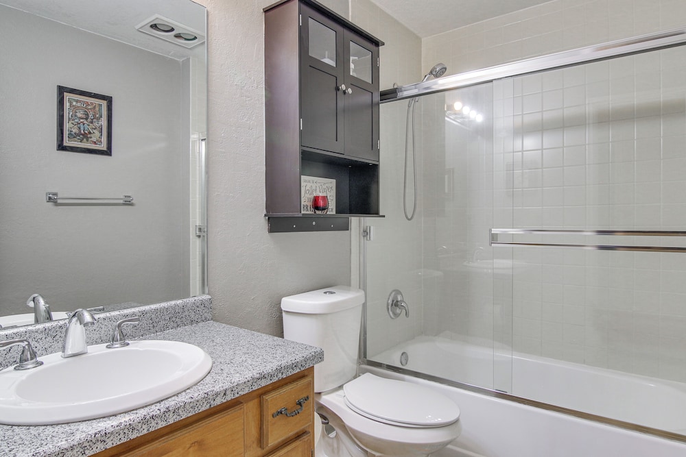 Private Hot Tub, 4 Mi to Usafa: Cozy Apartment!