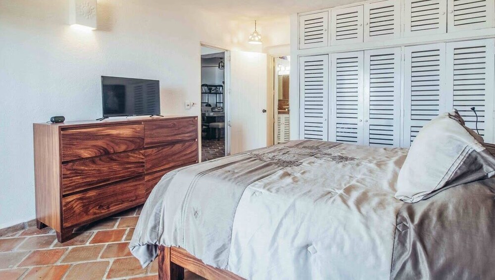 Ocean View 2Br Condo-balcony-beach-pool VDS 111