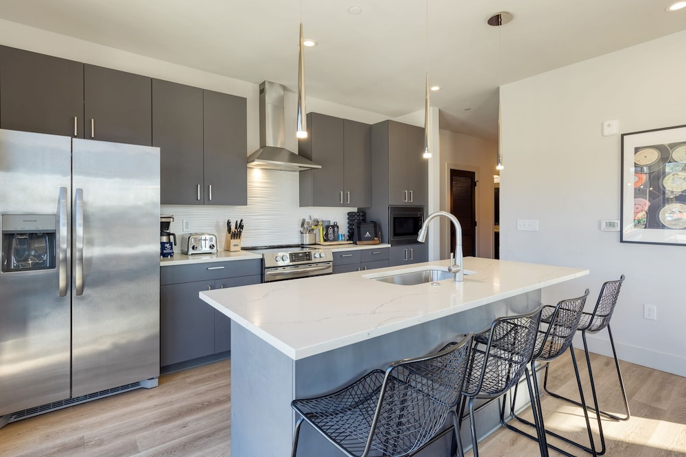 Honkey-tonk by Avantstay New Modern 2bdr in Walkable Midtown w Gym Pool