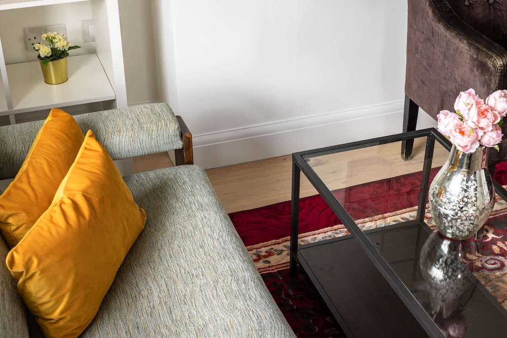 Modern Kensington Studio photo 2