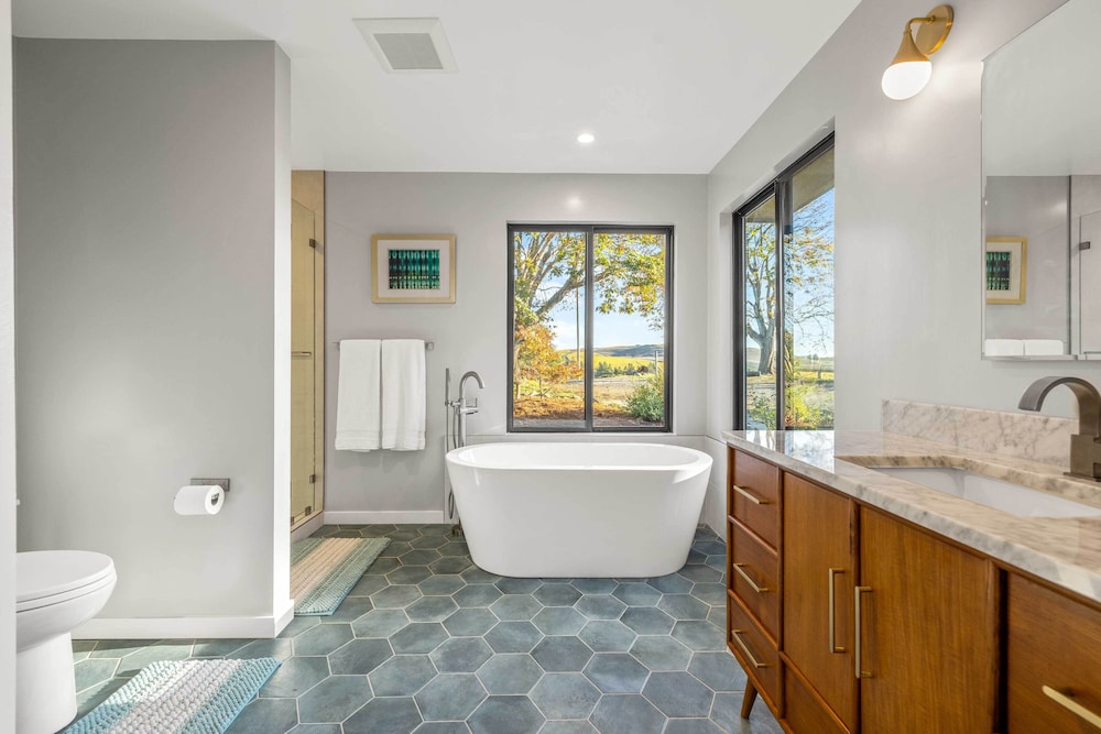 Private Pool & Large Deck: Modern Cotati Villa!