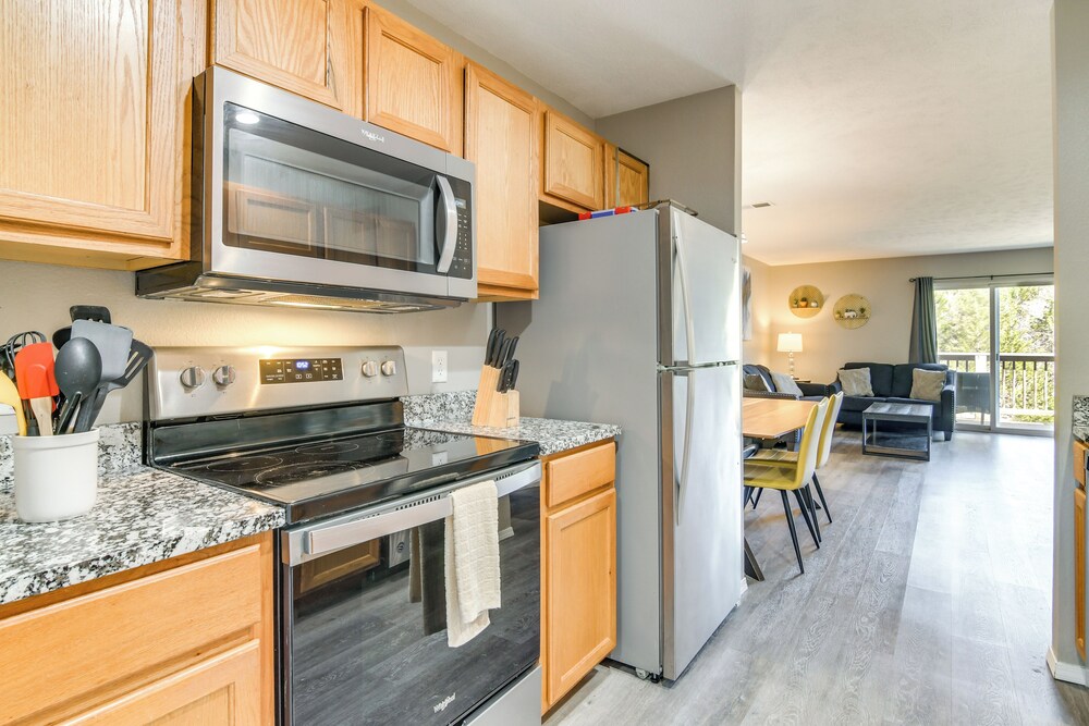 2 Mi to Table Rock Lake: Branson Condo w/ Balcony!