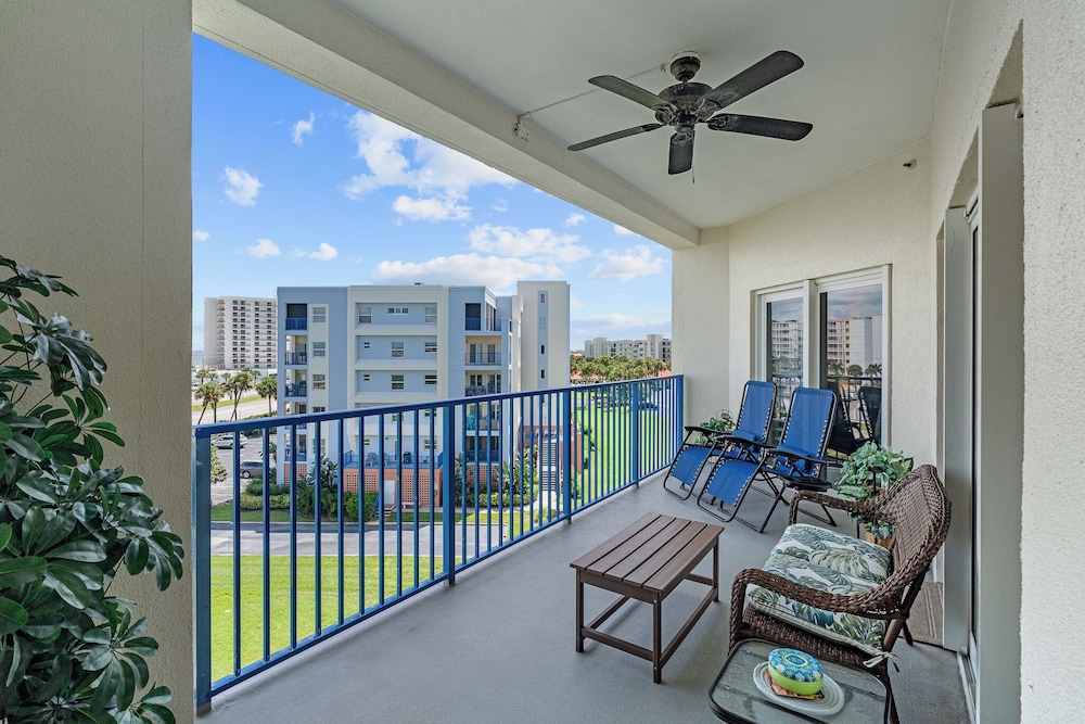 Sunny 3BR Condo Steps to Beach Pool NSB FL