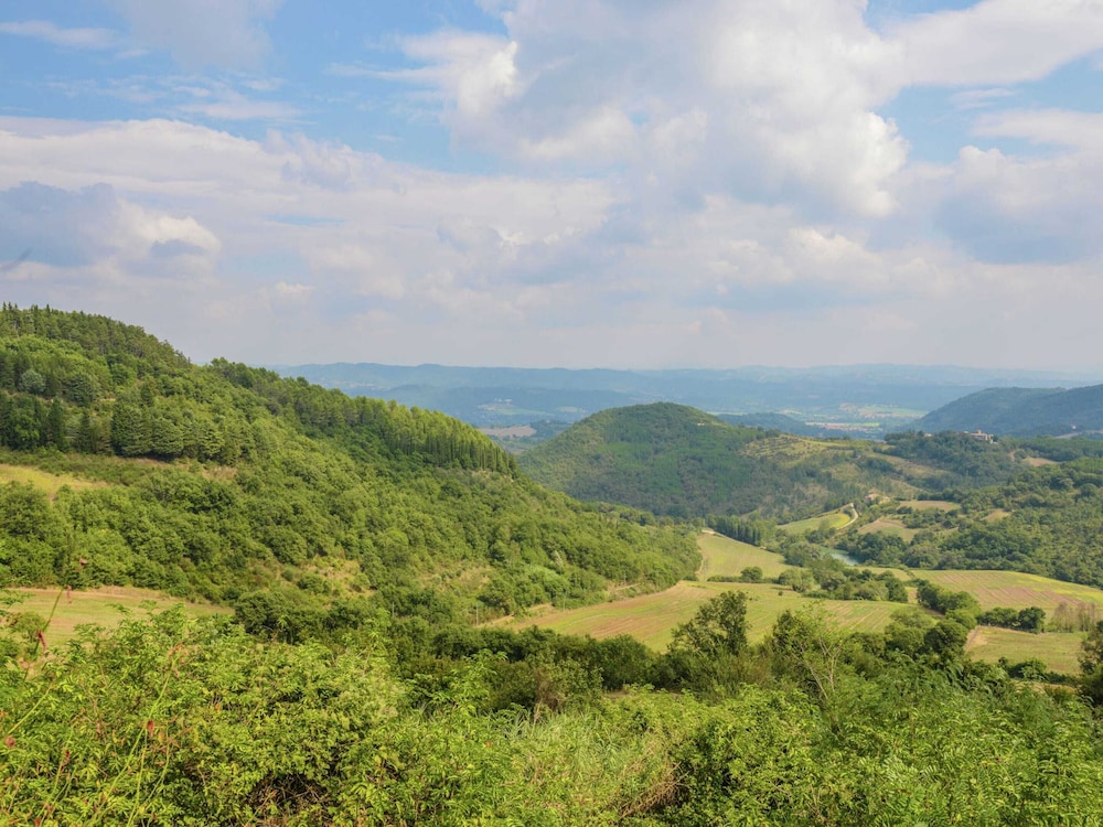 Stunning Holiday Home in Umbria with Hot Tub photo 3