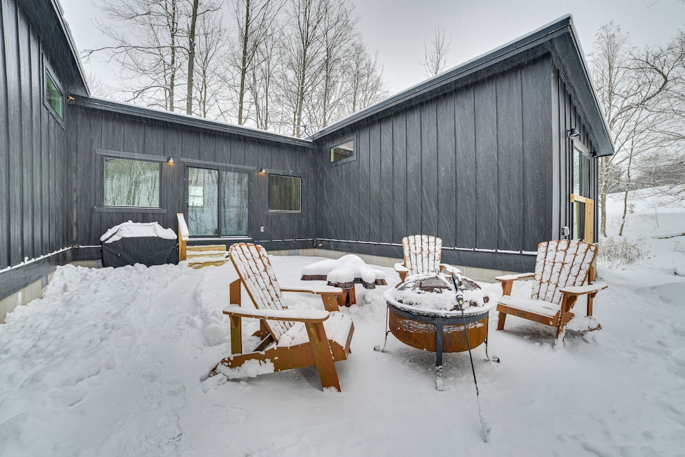 8 Mi to Sleeping Bear Dunes: Creekside Cabin