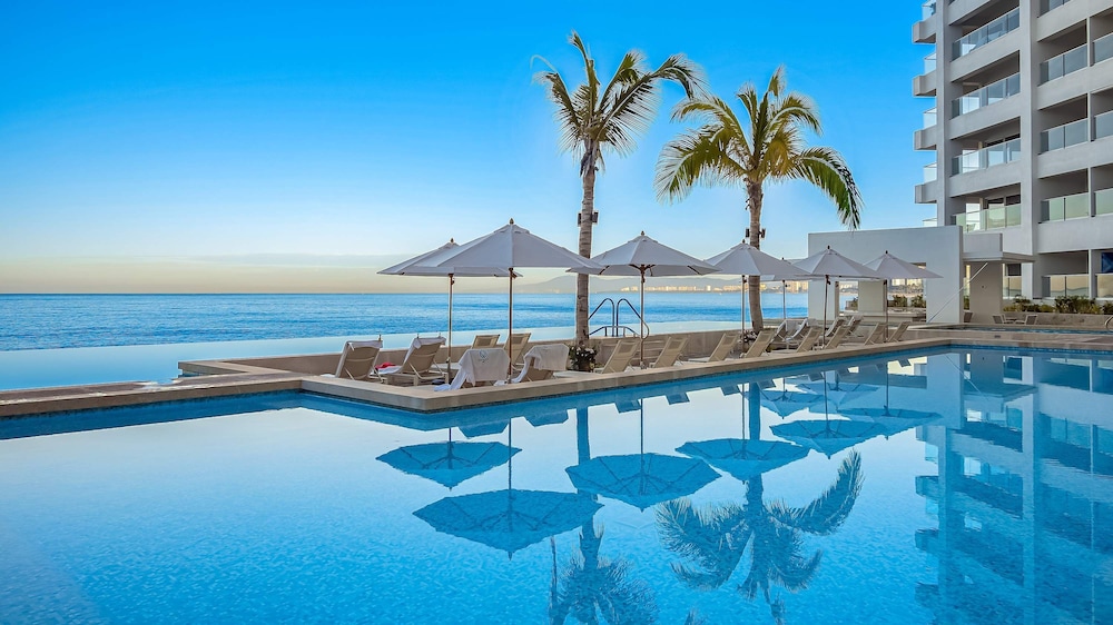 Beachfront Luxury 4BR Penthouse With Incredible Ocean Views
