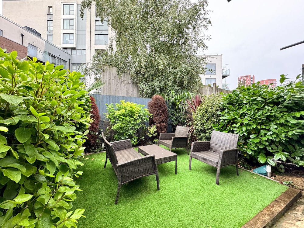 London Apt - Sleeps 4 - Parking - Wifi