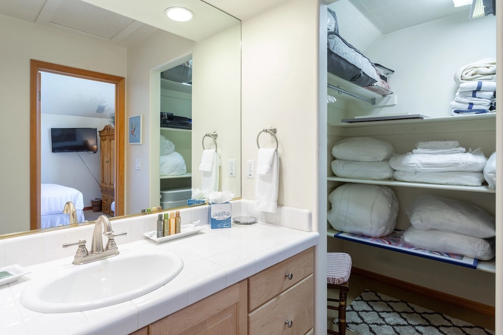 Deer Lake Village at Deer Valley Resort - Four Bedroom Condo with Hot Tub #2477 4 Condo