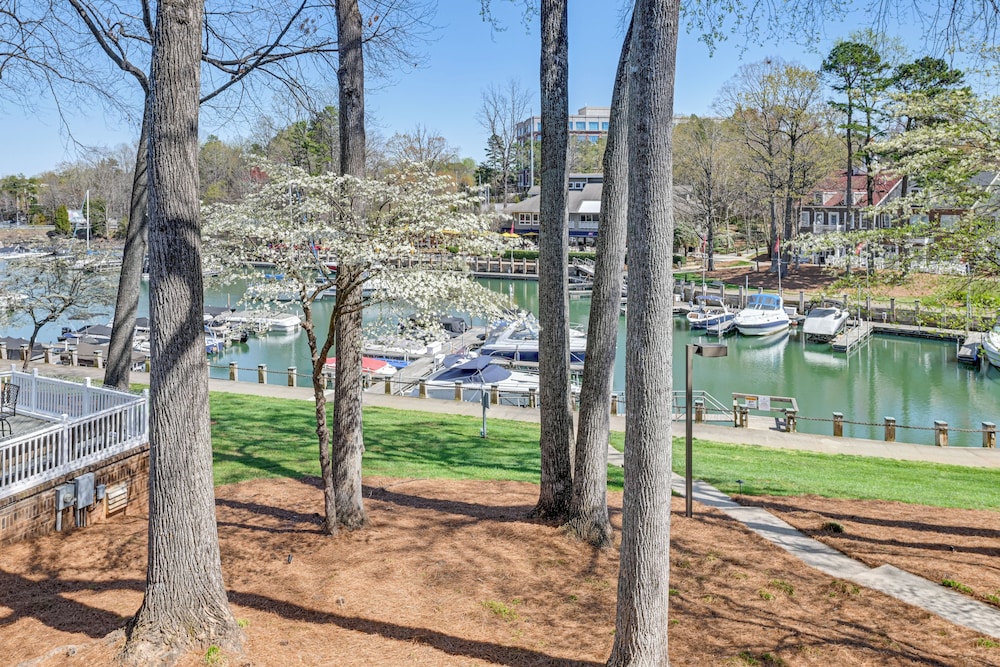 Waterfront Lake Norman Retreat w/ Pool Access!