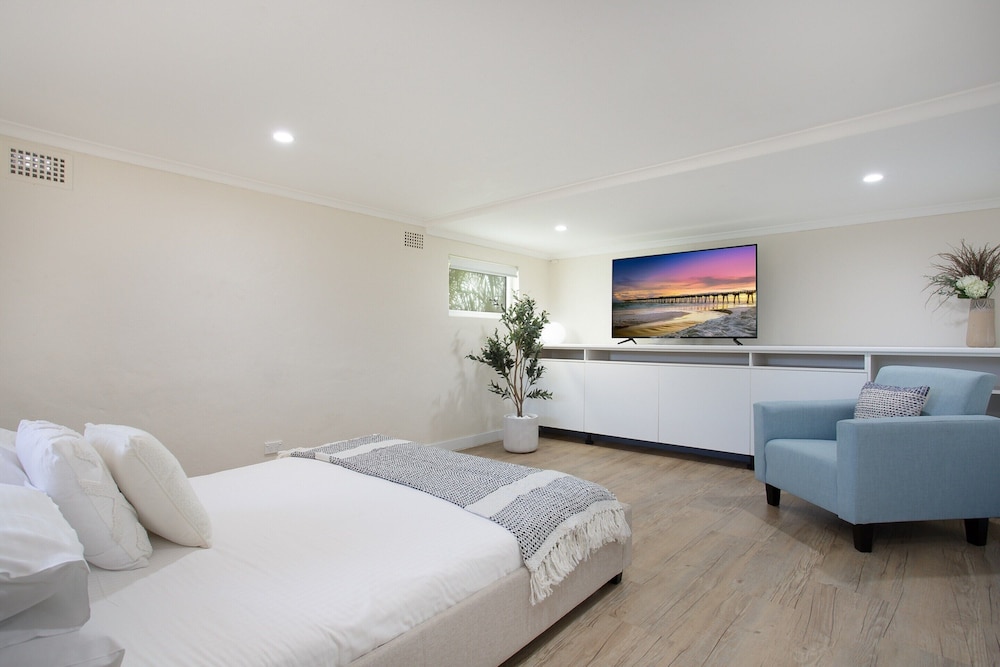 Idyllic 4-bed Home With Alfresco Area Near Beach