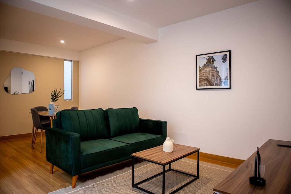 w Striking 1BR in Miraflores