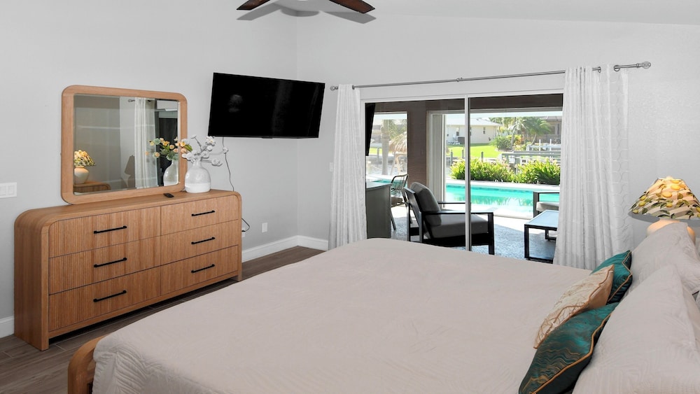 Mei Jing Waterfront Pool and Tiki Hut-must see