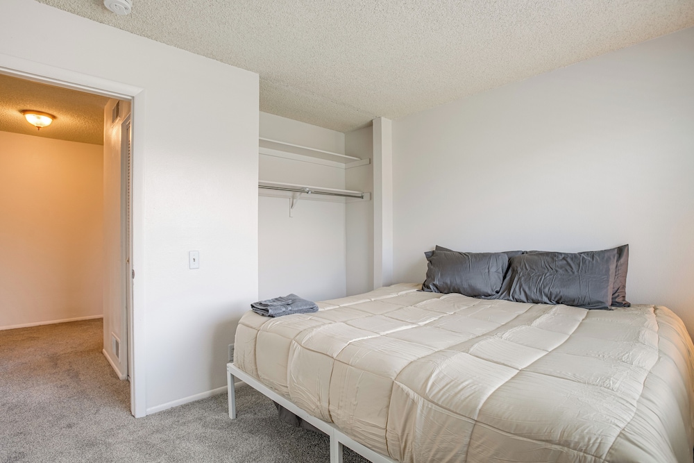 Explore Red Rocks & Green Mtn: Townhome w/ Pool!