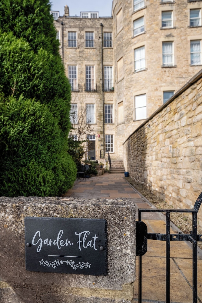 Garden Flat Apartment in Grosvenor Place