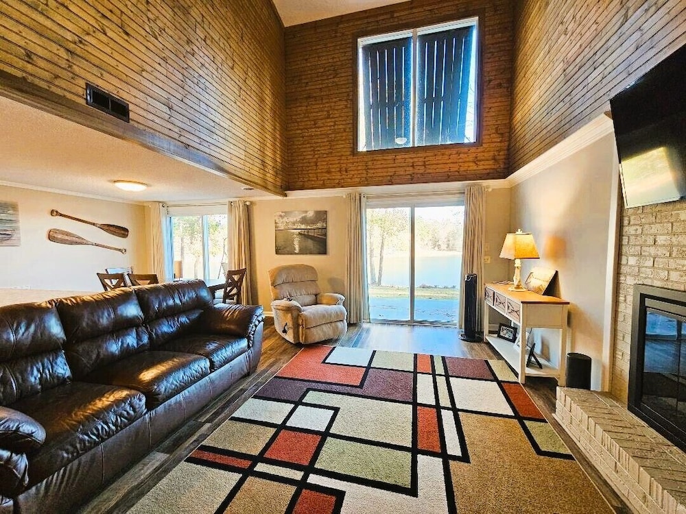 228 Lakeland