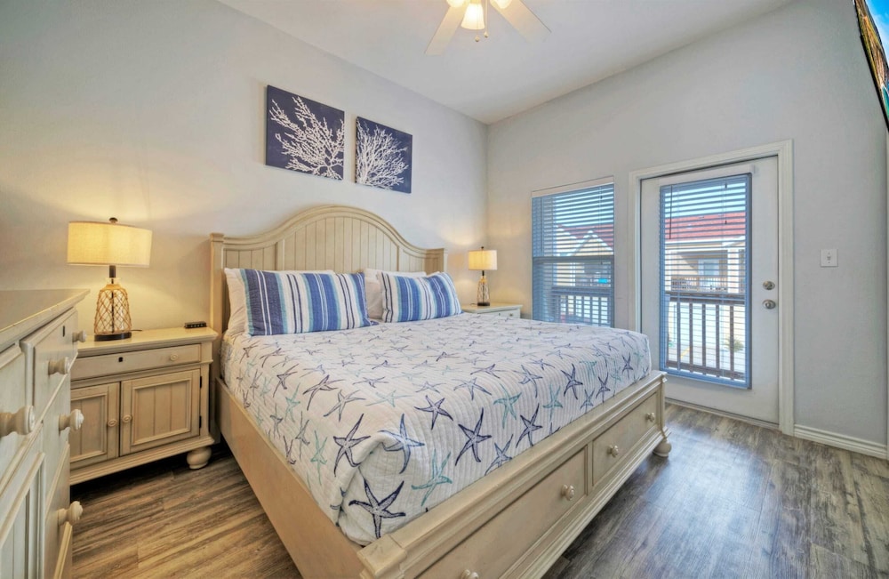 Sleeps 29, 3 Homes Beachside Resort Pool, Walk to the Beach