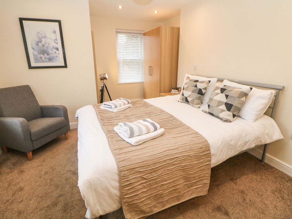 1 Knowleston House