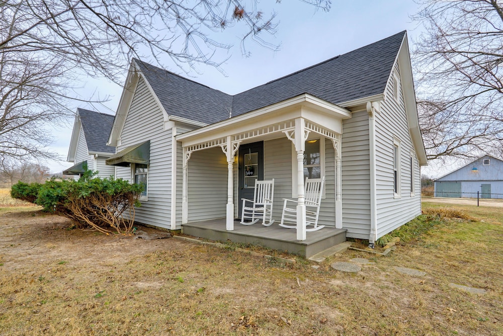 100-year-old Farmhouse in Fulton: 6 Mi to Town!