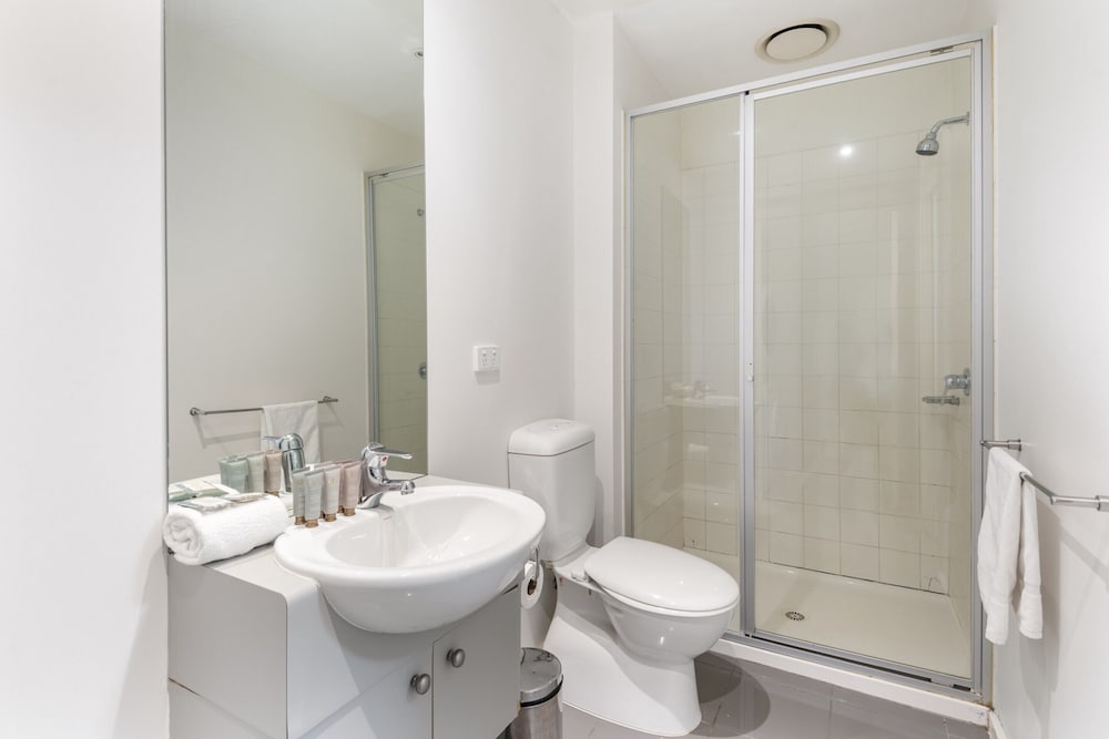 Melbourne CBD 2BR Apt With Pool & Gym Access