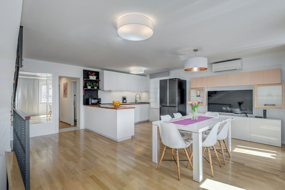 Heritage Carollini, Two-Story Residence