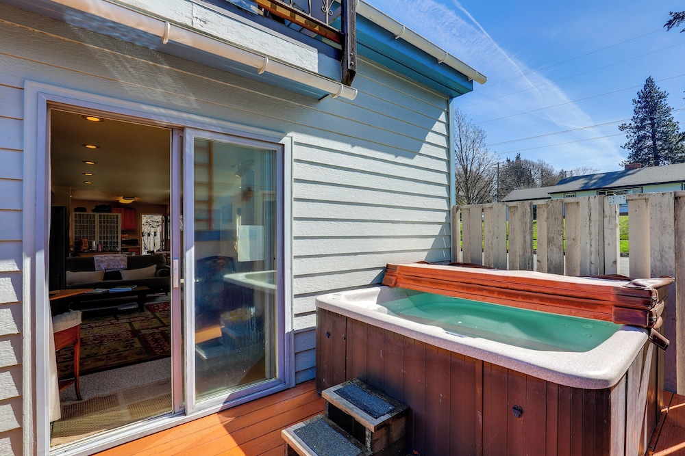 Hot Tub & Decks: Central Hood River Townhome!