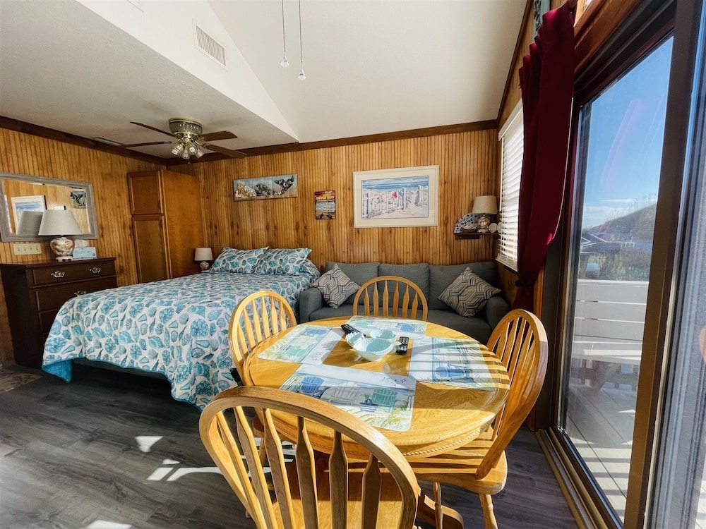 18 Foolish Endeavor Ii Studio Bedroom Condo by RedAwning