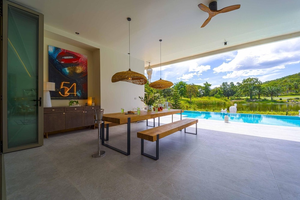 Ultra-Modern 6-Bedroom in GolfCourse PH6