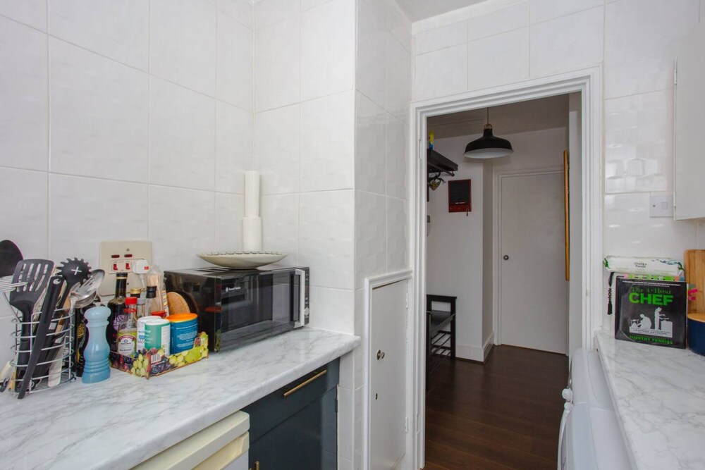 Fantastic Central Apartment With Balcony in Fitzrovia