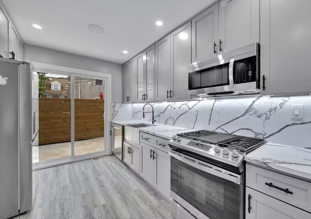 Cozy Home near City Center with Hot tub
