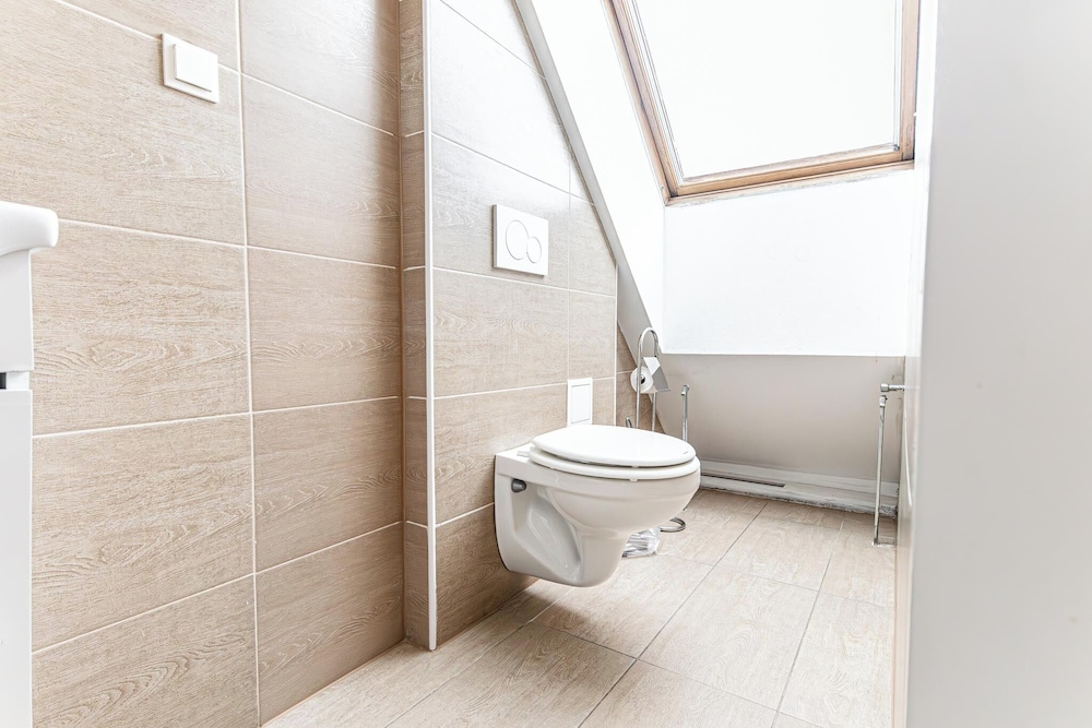 Stunning 12BR Floor For 24 People