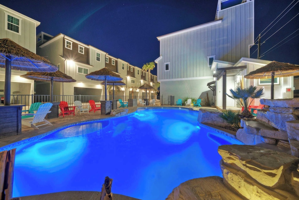 Sleeps 33! 4 Condos, Walk to the Beach, Resort-style Pool, Endless Summer Resort