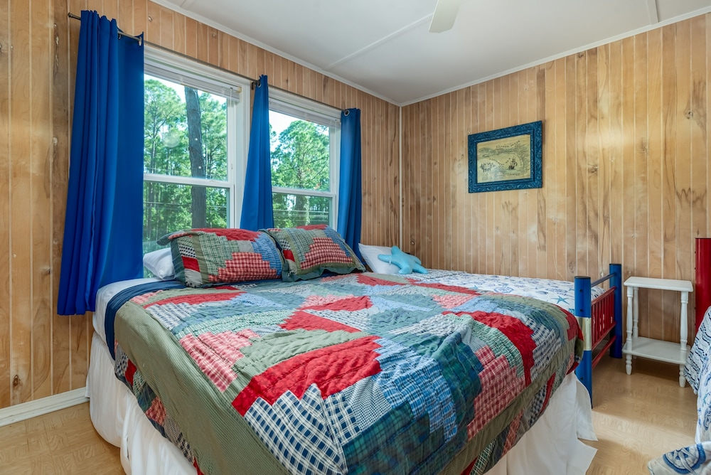 Happy Lee Ever After - 1424 Cadillac Avenue 2 Bedroom Home view 4
