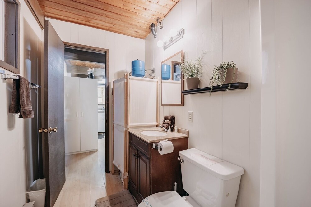 63mbr - Hot Tub - Bbq - Pets Ok - Wifi - Sleeps 6 2 Bedroom Home by RedAwning