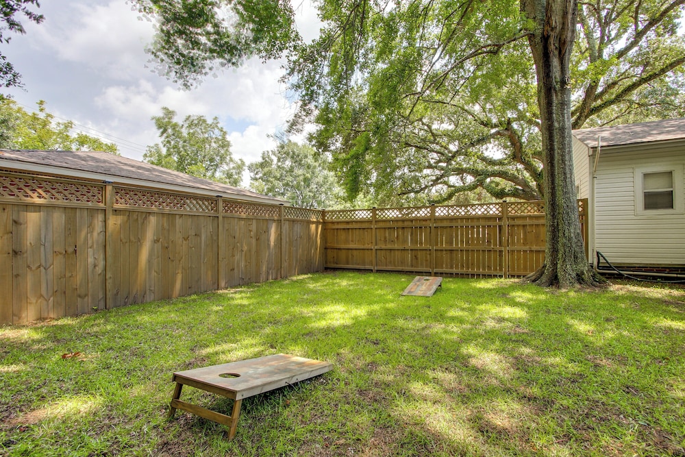 Walk to Beach, Gazebo w/ Hot Tub: Gulfport Gem!