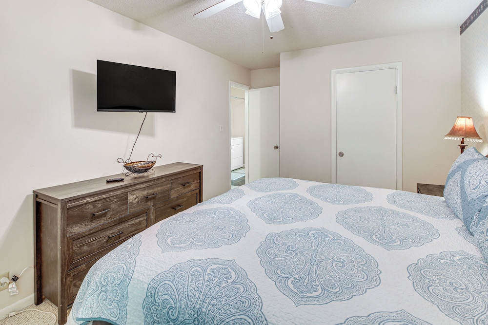 Walk to Lake Desoto: Home w/ Hot Tub Access!